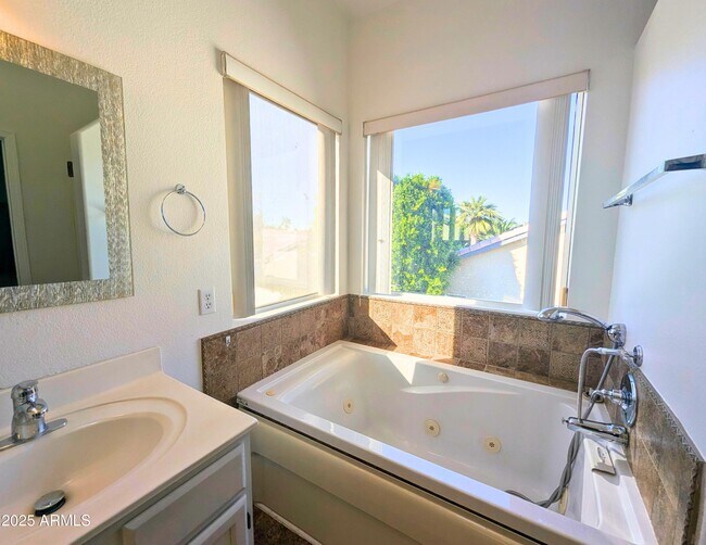 Building Photo - 242 S Sycamore Pl