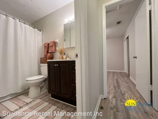 Building Photo - 3 br, 2 bath House - 611 Colonial Drive #8