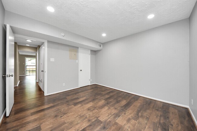 Building Photo - 651 Davis Rd