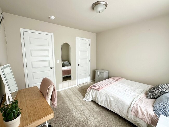 Building Photo - Stunning Stewart Crossing Home!