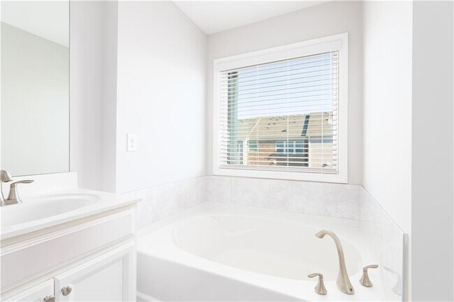 Building Photo - 770 Sunset Park Dr