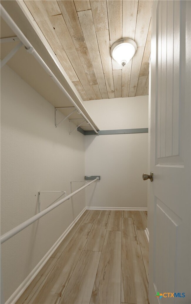 Building Photo - 625 Creek Dr