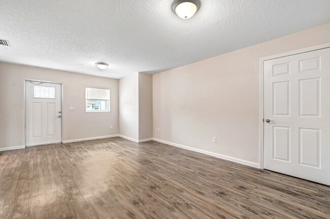 Building Photo - Charming 2 bedroom blending style and functionality