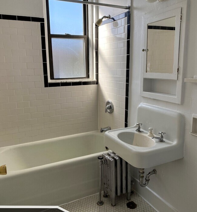 Building Photo - 3335 W Diversey Ave