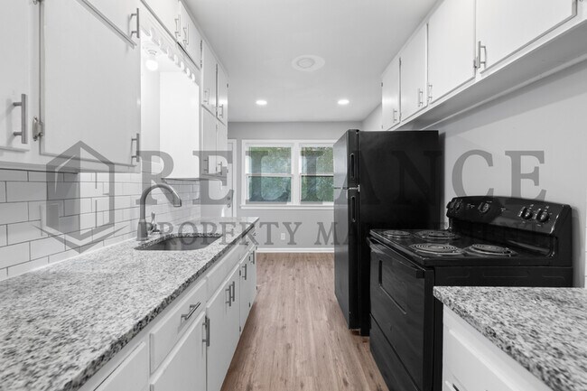 Building Photo - 2042 S Pinecrest St