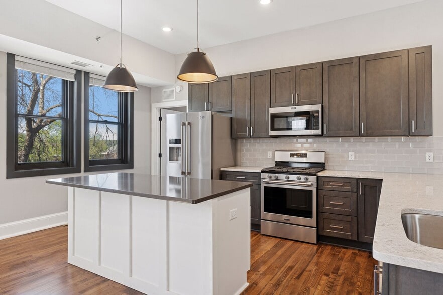 Building Photo - 107 Chestnut St E