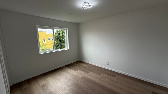 Building Photo - 1630 Oakdale Ave