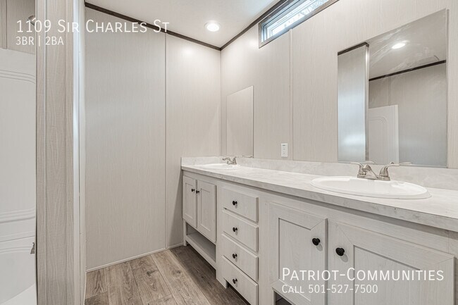 Building Photo - 1109 Sir Charles St