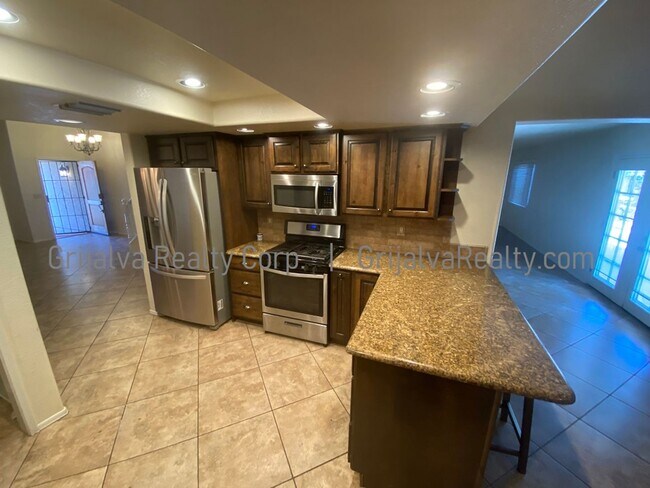 Building Photo - Amazing 5 BD, 3 BA House + Pool! This Oro ...