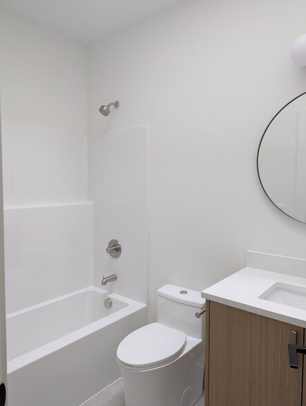 Building Photo - 5041 SE King Rd