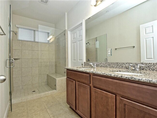 Building Photo - 3240 E Whitestone Blvd