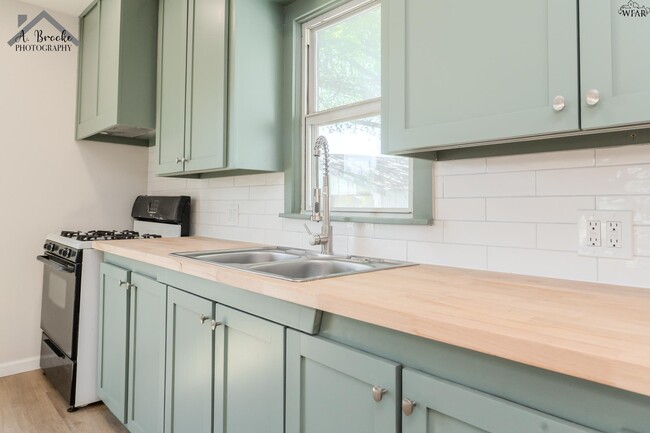 Building Photo - 415 N Oak St