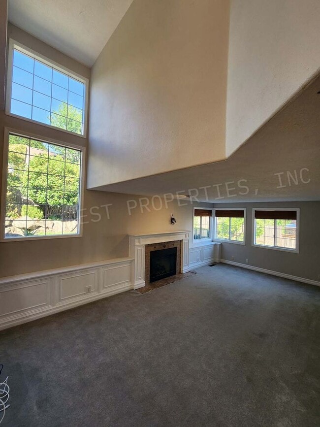 Building Photo - 4+ Bedroom Tigard Home With a Beautiful Vi...