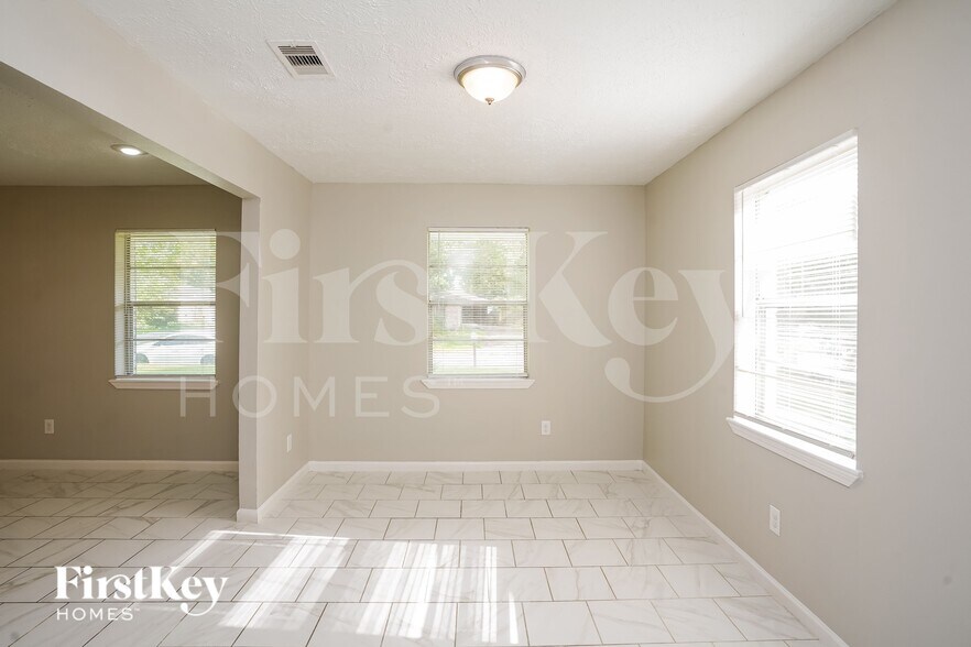 Building Photo - 4909 Green Willow Ln