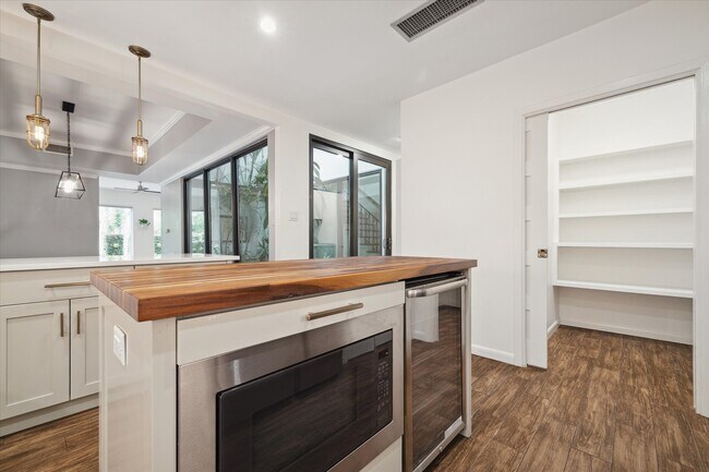 Building Photo - 7922 Woodway Dr