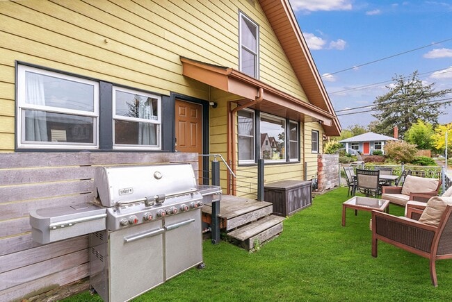 Building Photo - Classic Portland Bungalow