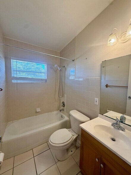 Building Photo - Altamonte Springs Gem! 3BR Home w/ Huge Screened Porch, Fenced Yard & Spacious Layout