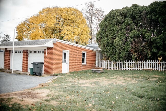 Building Photo - 870 E Main St