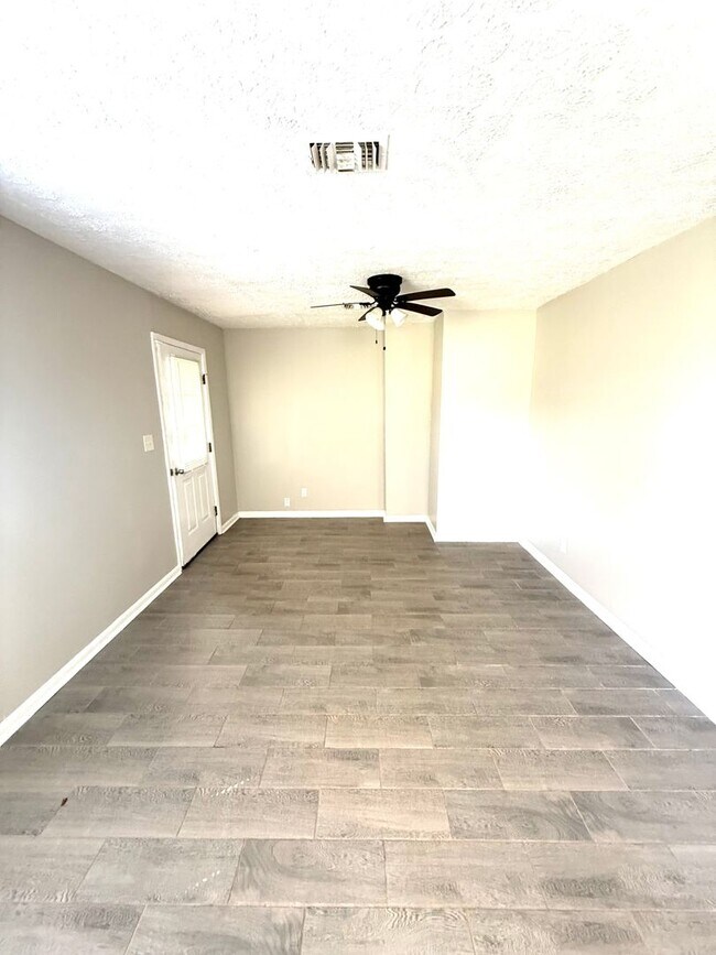 Building Photo - ** 2 Bed 1 Bath located in Ramer** Call 33...