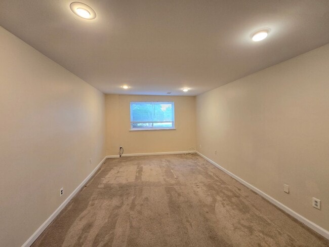 Building Photo - Updated and spacious garden (ground) floor apartment with 2-bedrooms & 1 full bathroom