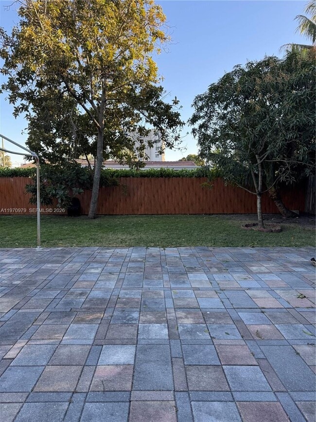 Building Photo - 470 NE 127th St