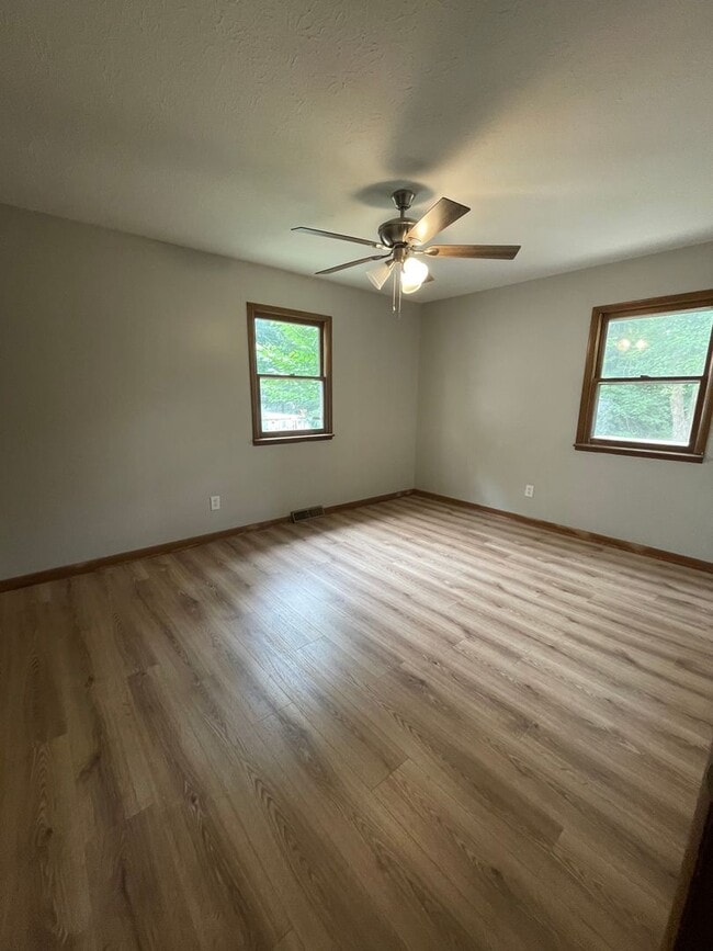 Building Photo - Updated 3 bed/1 bath home! With a 1 car ga...