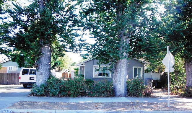 Building Photo - LAUR62-64