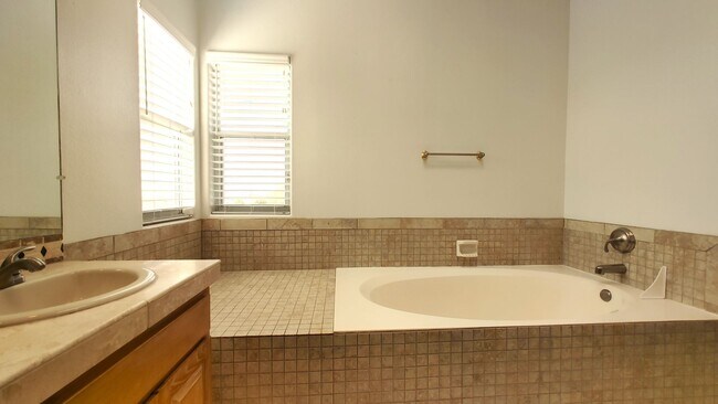 Building Photo - Beautiful 4 Bedroom 2.5 Bathroom House Located In The NE!