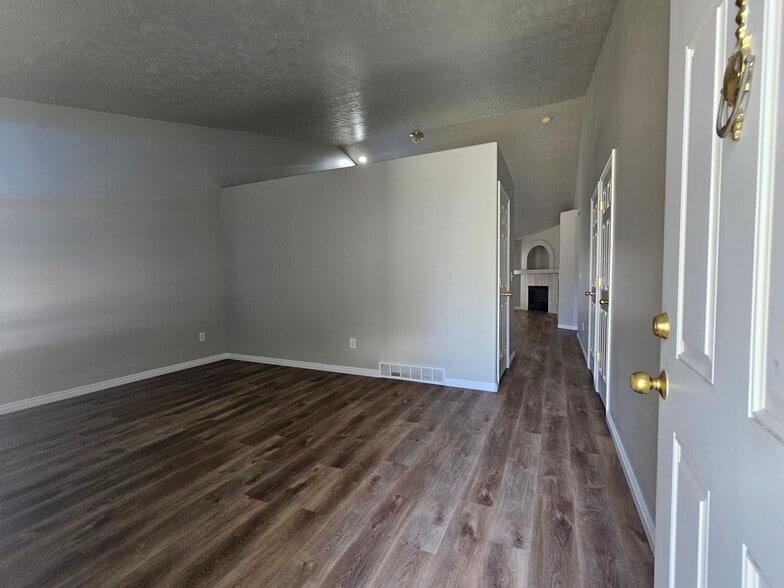 Building Photo - 6663 S High Bluff Dr
