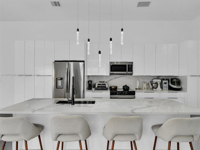 Building Photo - 4962 SW 32nd Way