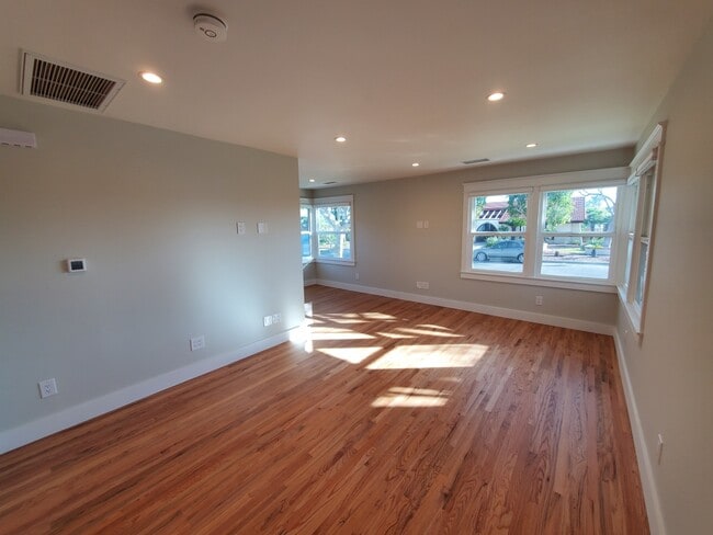 Building Photo - 10682 Center Dr