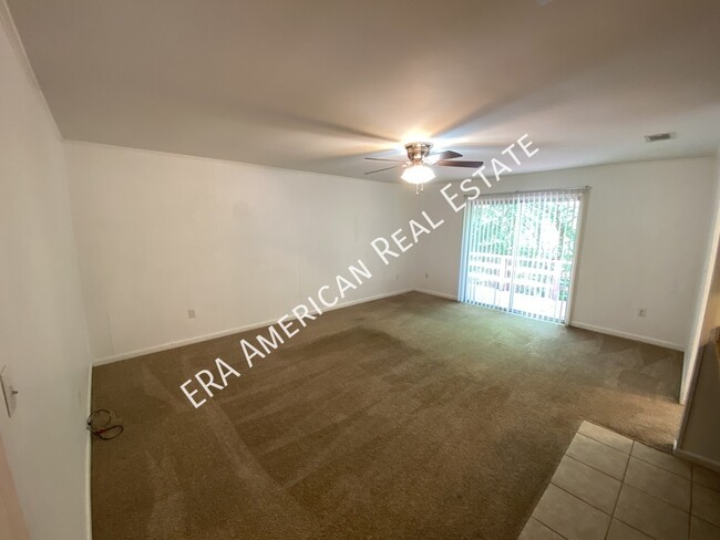 Building Photo - 1006 Pine Lake Dr