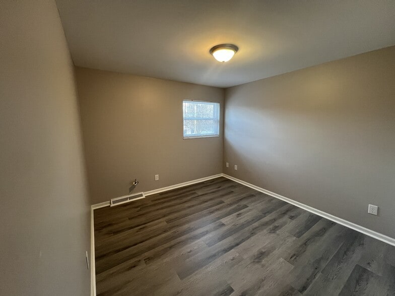 Building Photo - 1882 NW Washington Blvd