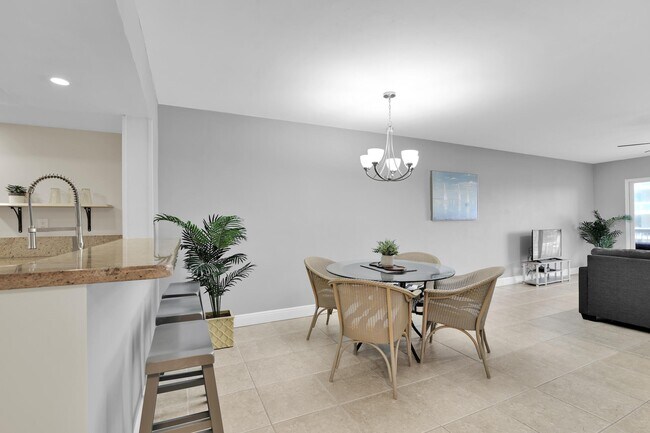 Building Photo - 1069 Hillsboro Mile