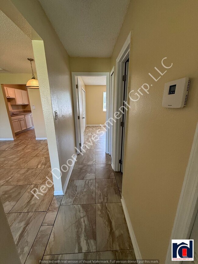 Building Photo - 3/1 Apartment in Deland - Close to Hontoon...