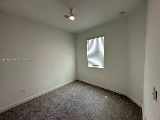 Building Photo - 402 SE Crossoak Ln
