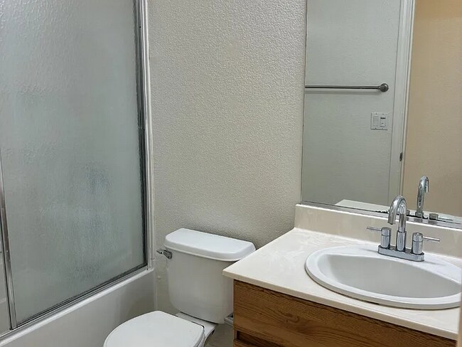 Building Photo - Spacious 4-Bedroom Haven with 2 Baths