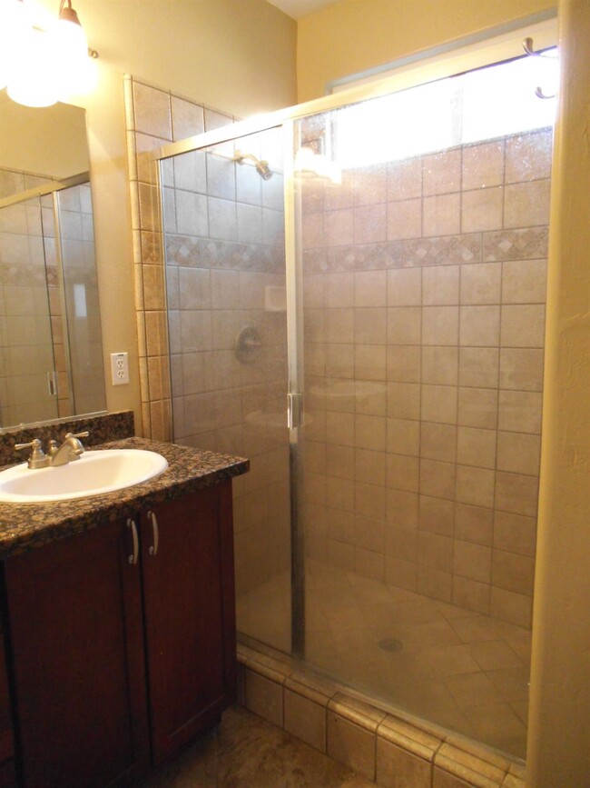 Building Photo - 887 Lemieux Ln