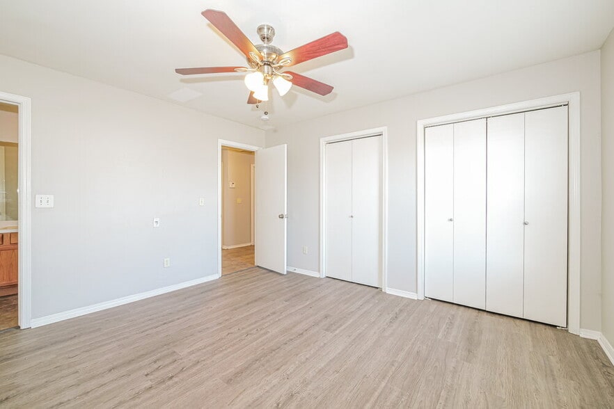 Building Photo - 1933 Creekridge Dr