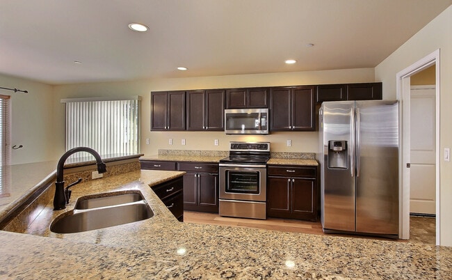 Building Photo - Open Floor Plan Home!  3 Bedroom, 2.5 bath with Loft
