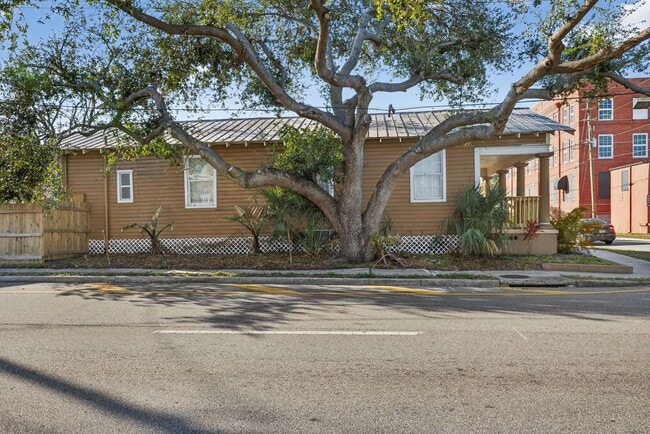 Building Photo - Updated Tampa Home – Prime Central Location 4 Beds - 2 Baths!