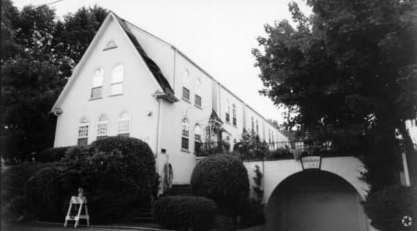 Building Photo - Avon Manor