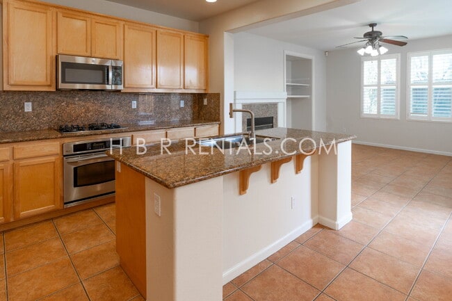 Building Photo - Comfort, Convenience & Space — Tracy Living at Its Best