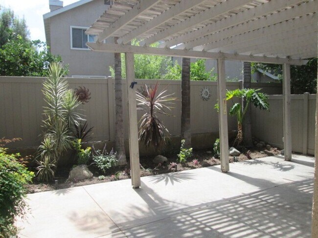 Building Photo - Spacious 4 Bedroom Townhouse Style Condo i...