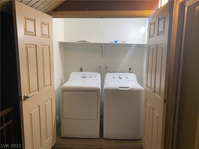 Building Photo - 5332 River Glen Dr