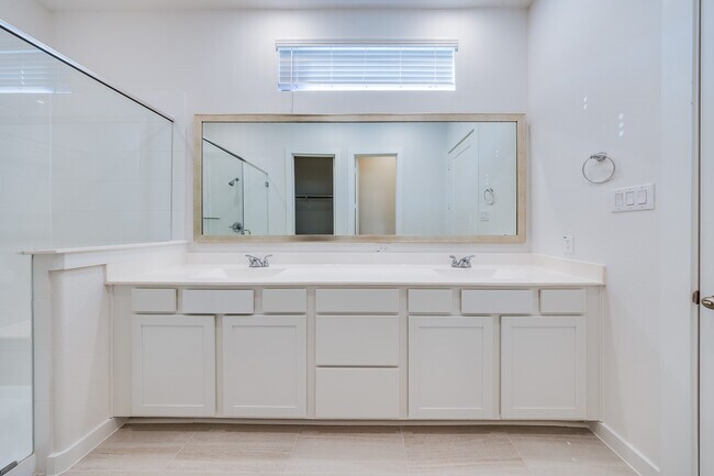 Building Photo - 3235 Home Ct