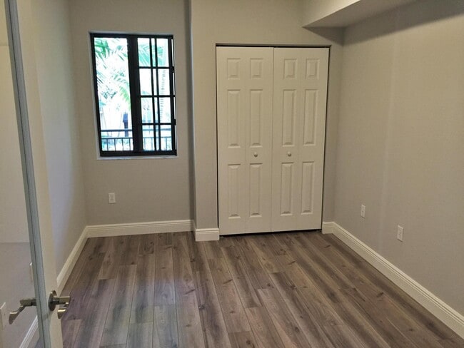 Building Photo - 4905 Midtown Ln