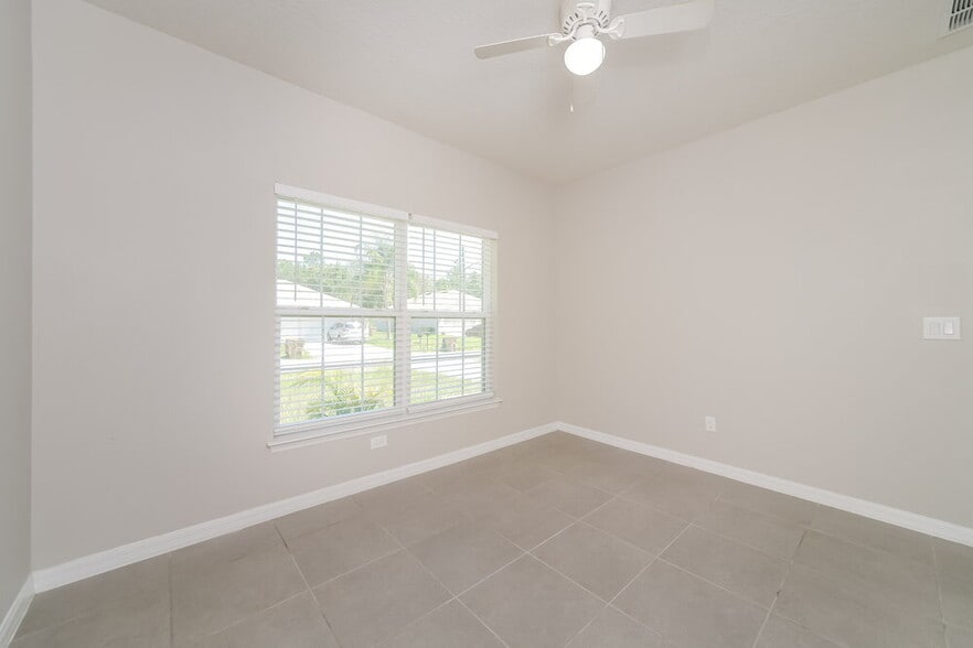 Building Photo - 326 Caldbeck Way