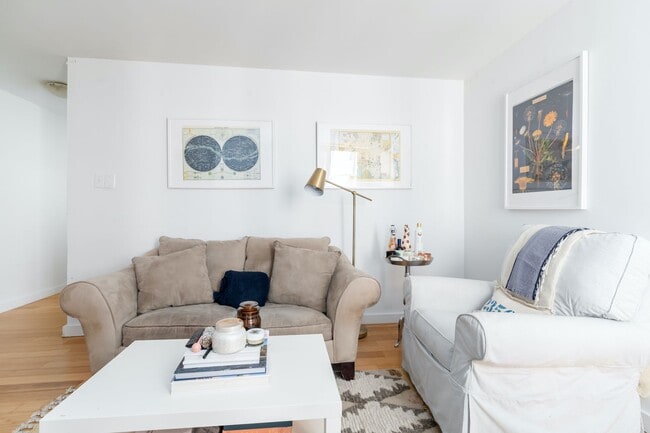 Building Photo - Sunlit 1BR Apartment with a Versatile Second Room at Claridge House