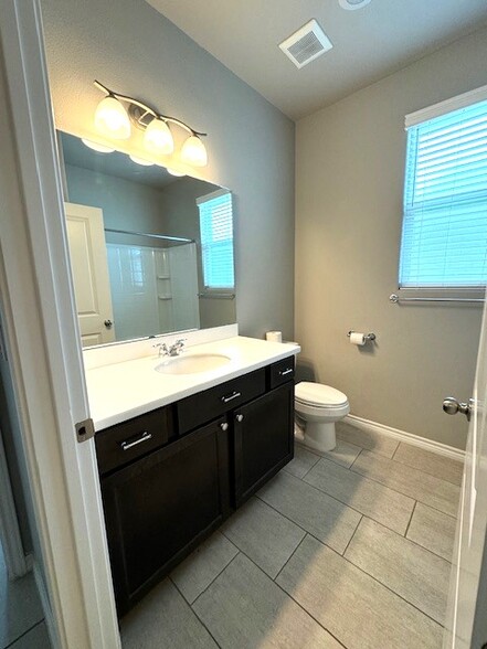 Hall Bath - 1904 Estes Flats Dr